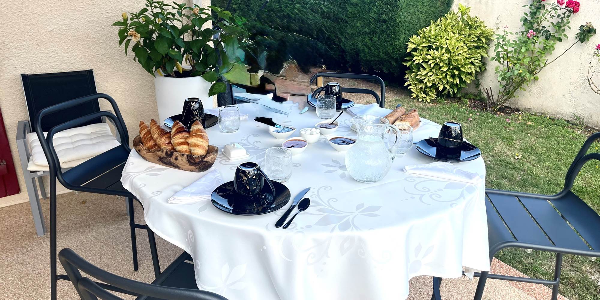 petit-dejeuner-exterieur-viennoiseries-cafe-jardin_mas-des-anges_soussans-margaux