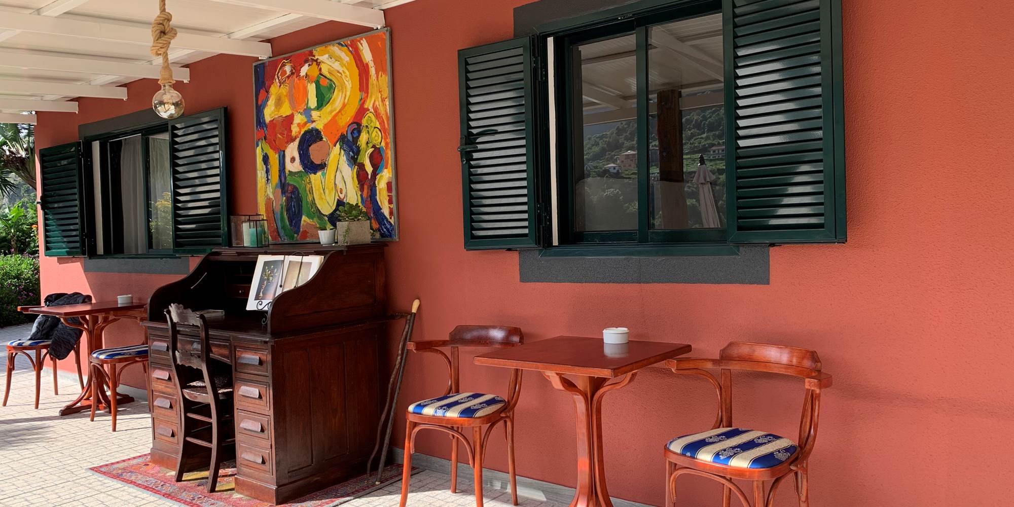 Espace pique-nique privatif pour boire et manger a l'abris devant chaque chambres - Private picnic area for drinking and eating in the shelter in front of each room