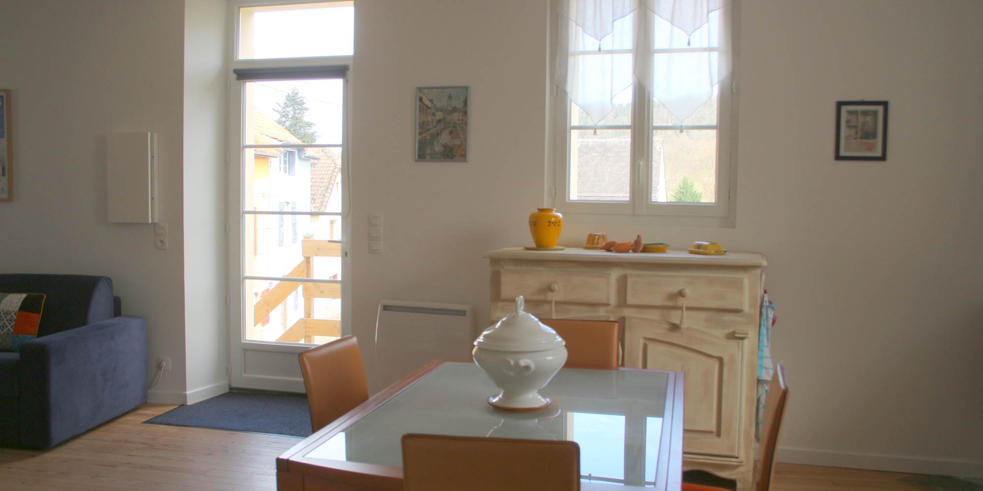 Gîte du canal : coin repas et entrée.