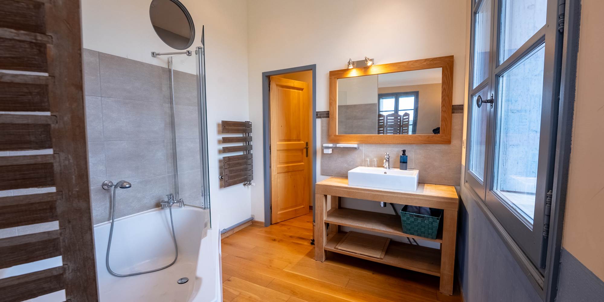 LE CHÂTEAU - étage - Salle de Bain Chambre ISSENSAC