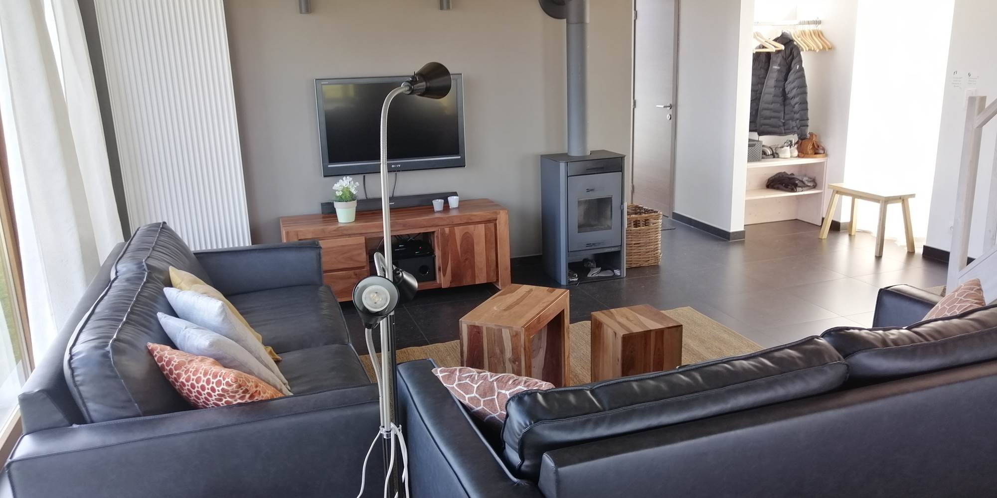 salon avec TV et poêle à bois-presta
