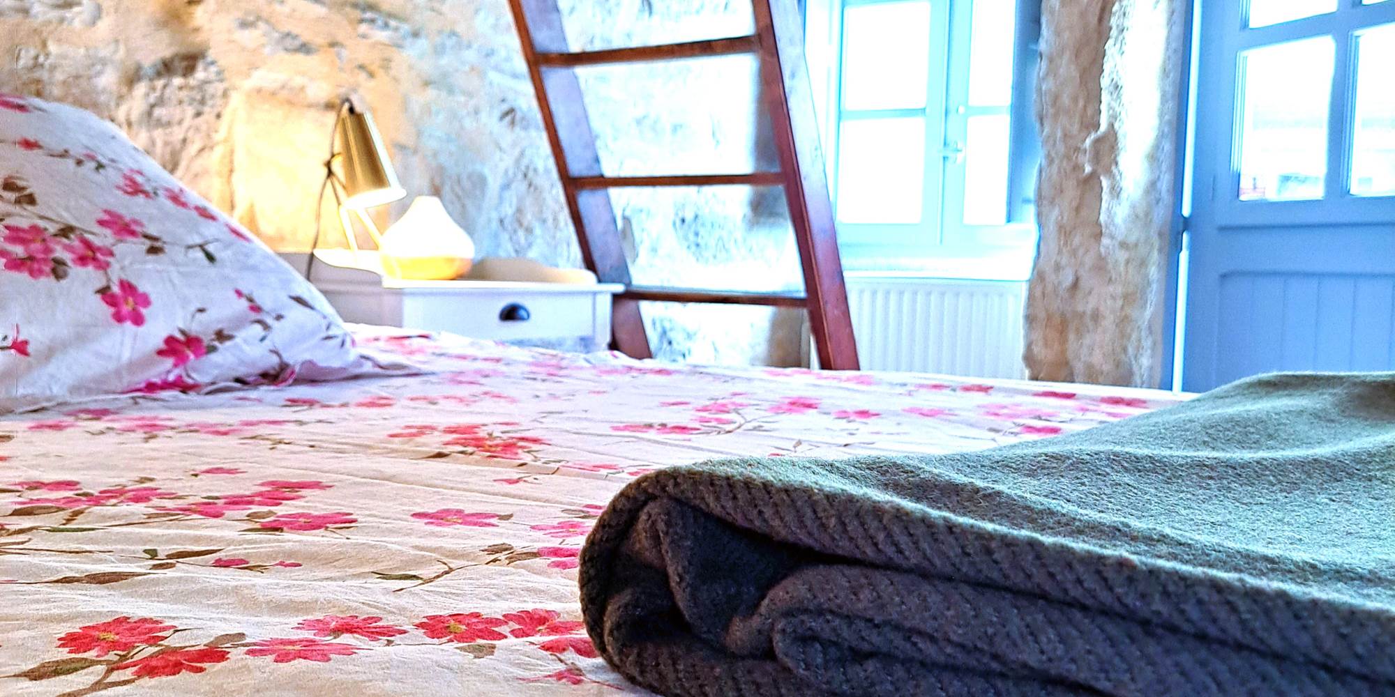 Chambre four à pain le lit et l'escalier Sde