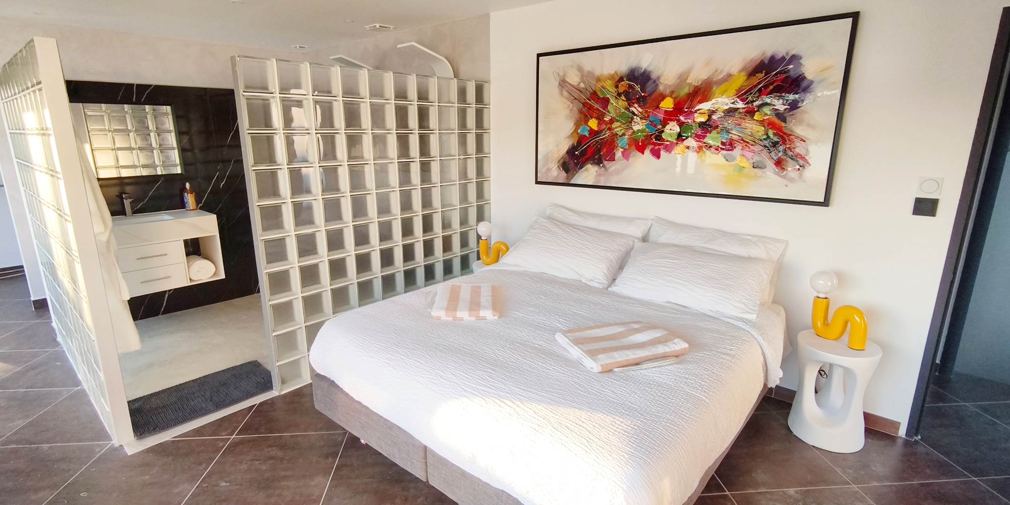 Master Suite "Contempory" classe et chic avec vue sur jardin et terrasse privée - moderne luxe