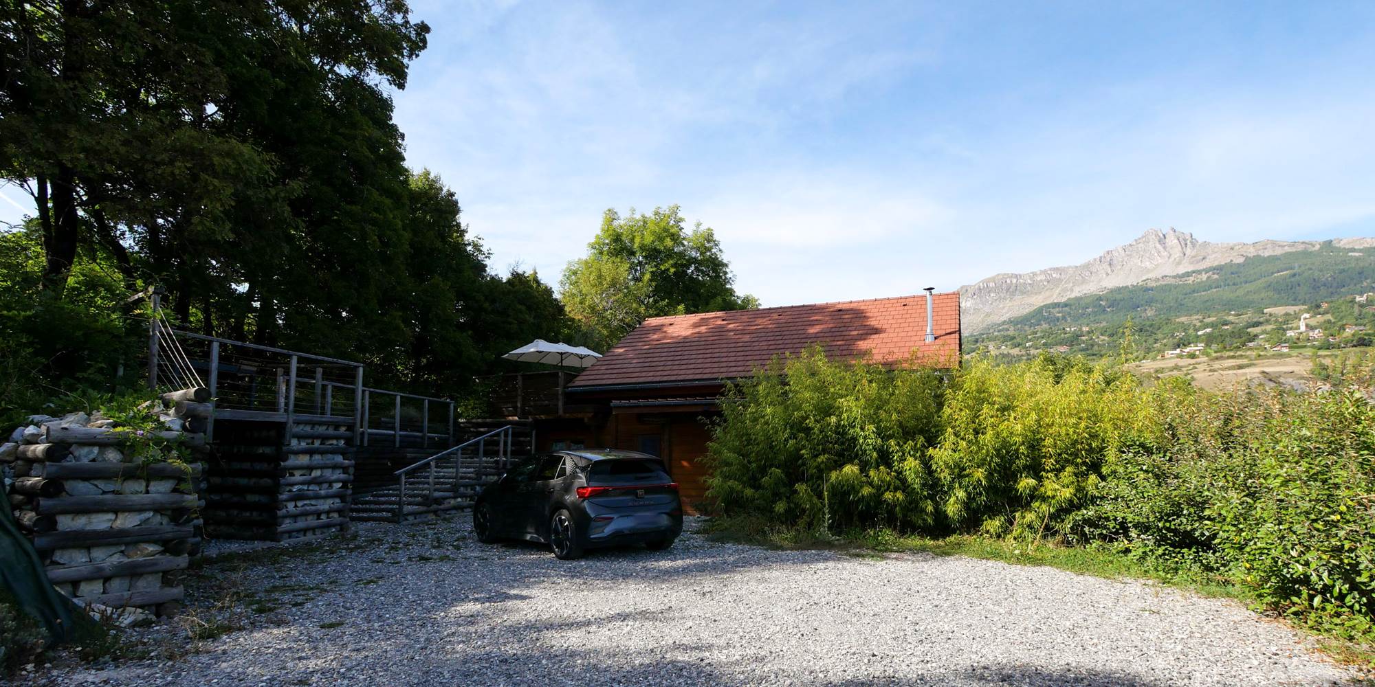 Grand parking au pied du Gîte