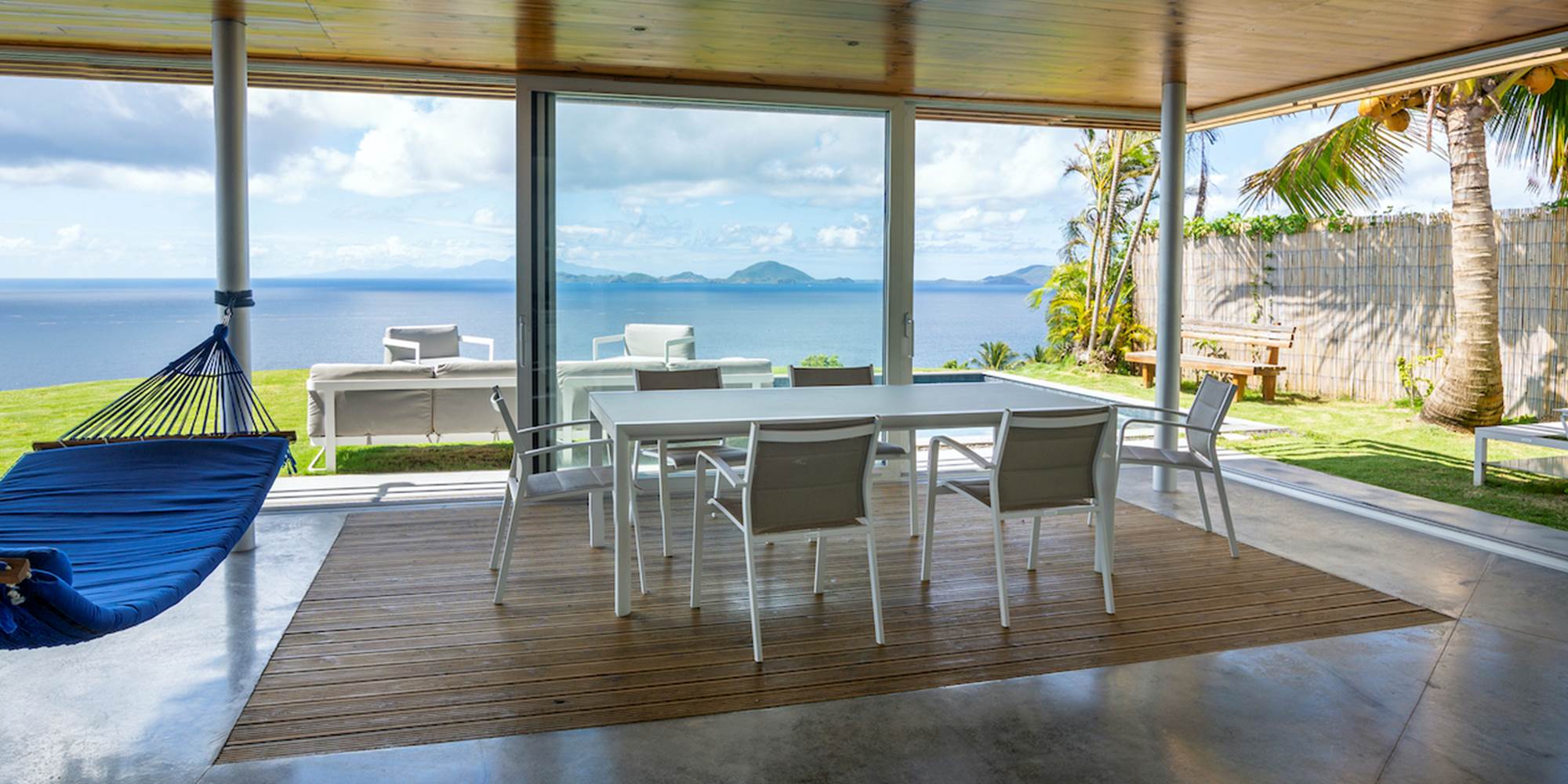 Coin salle à manger avec vue panoramique