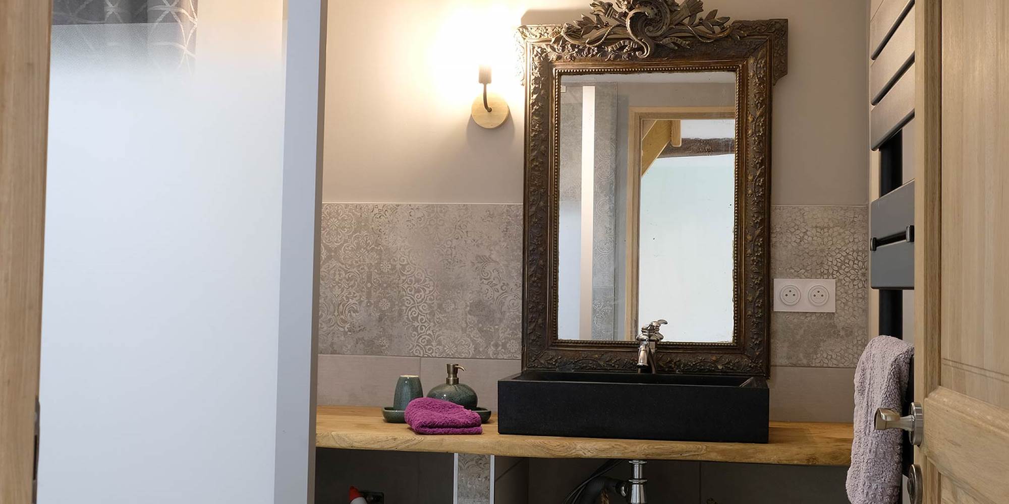 Salle de bain raffinée du gîte de charme en Touraine, avec matériaux élégants et ambiance apaisante