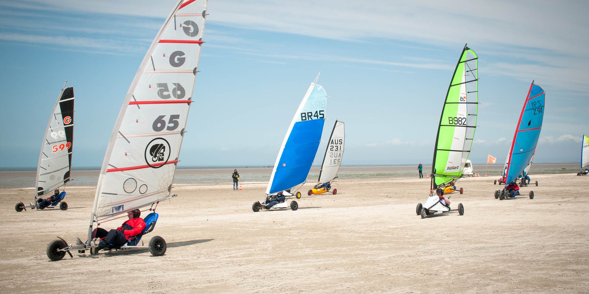 CHAR A VOILE SUR LA PLAGE