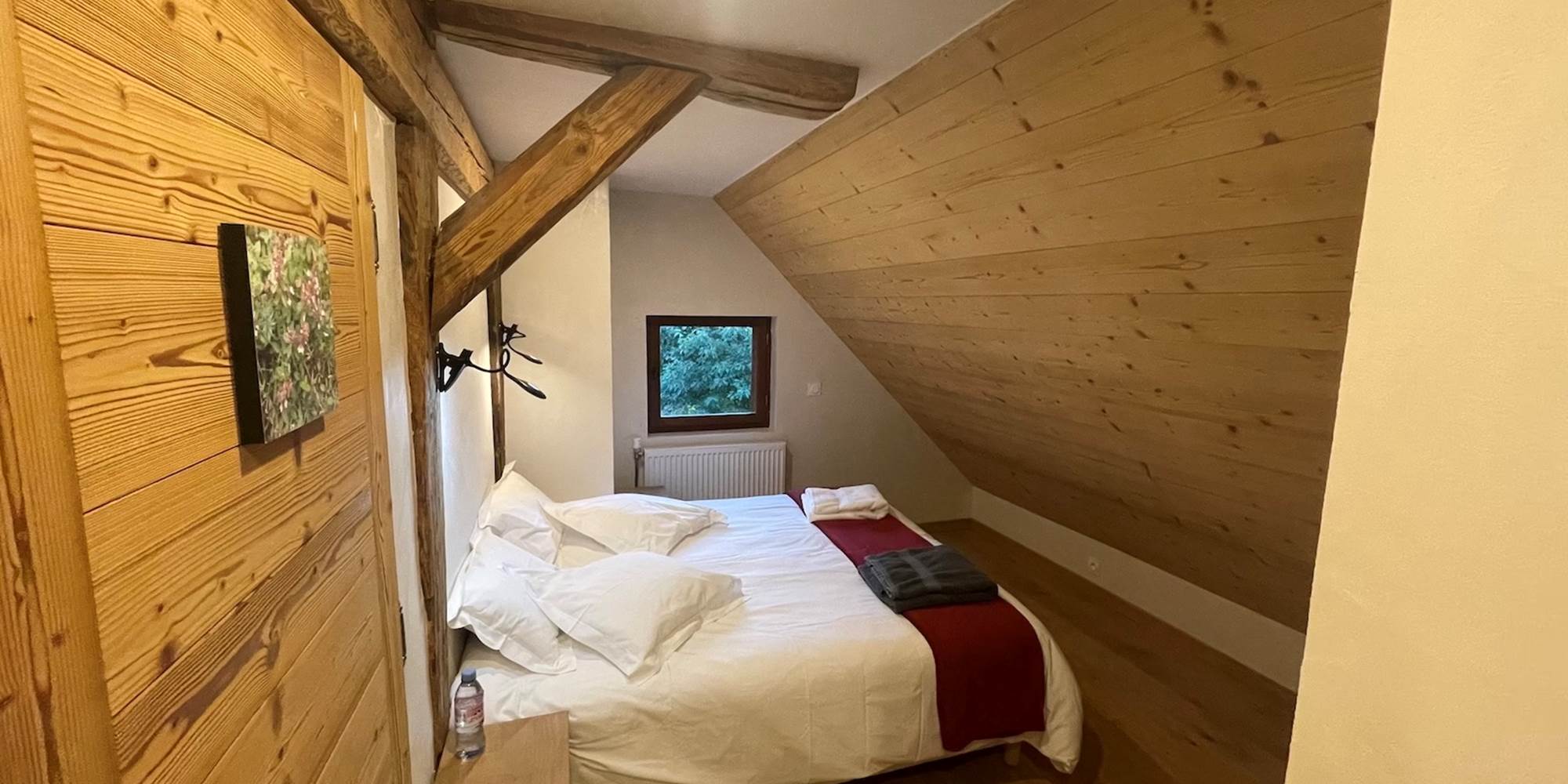 Chambre intime Serpolet - Configuration lit double 160x190. 2 sommiers indépendants.