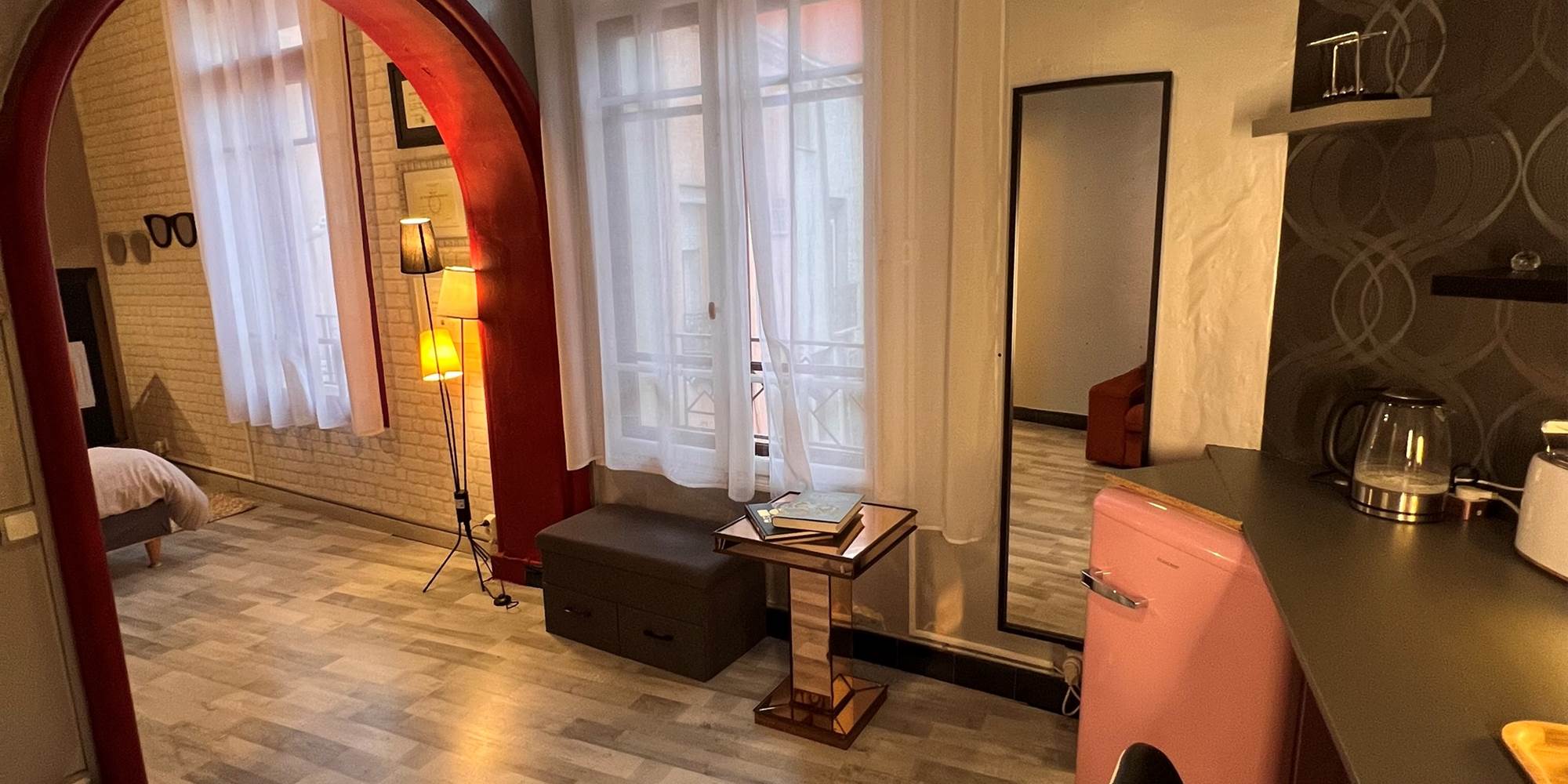 chambre avec espace petit dejeuner :mini bar bouilloire Senseo grille pain