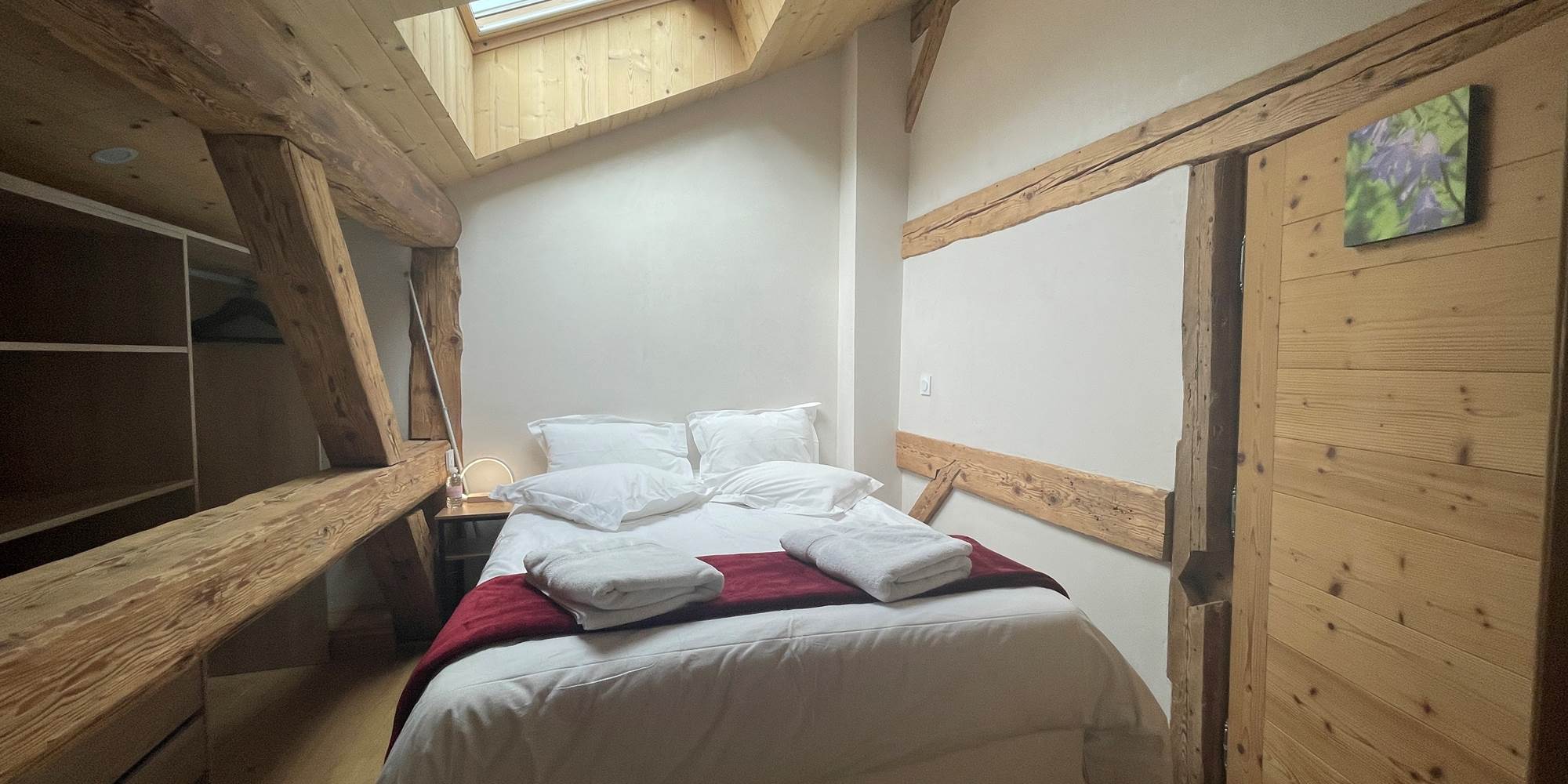 Chambre intime Raiponce - 1 lit 140x190 - Velux avec store électrique occultant