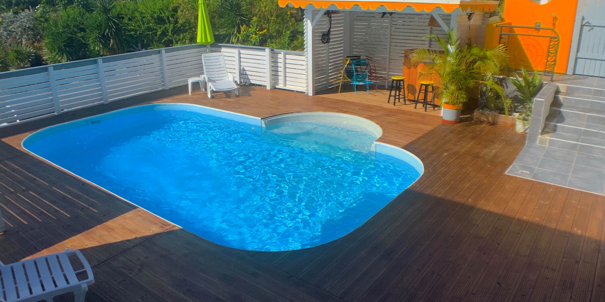 Espace piscine et bar attenant