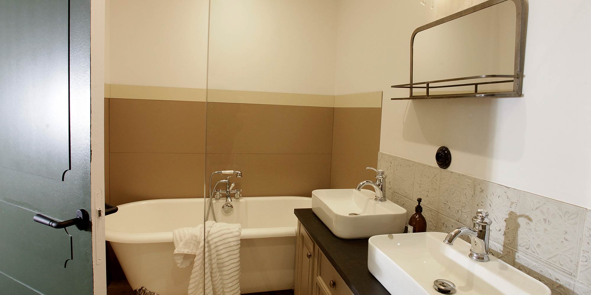 SALLE DE BAIN PRIVATIVE CHAMBRE 1 - REZ DE CHAUSSÉE