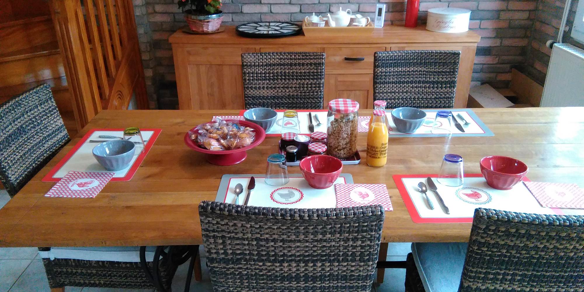 LA-SENTE-DES-VIGNES-Chambre-LILAS-Petit-Déjeuner