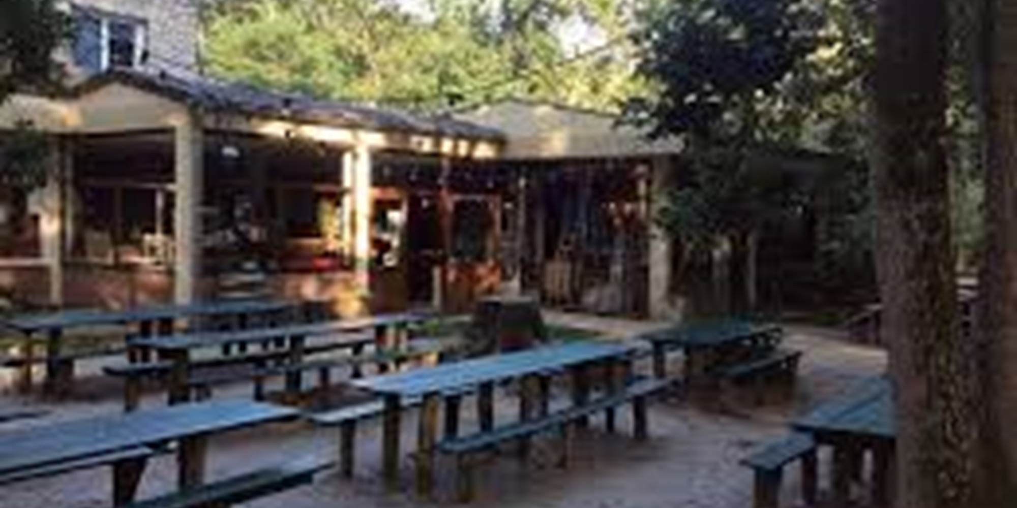 Restaurant la Dame Jeanne, à 1 km dans la forêt