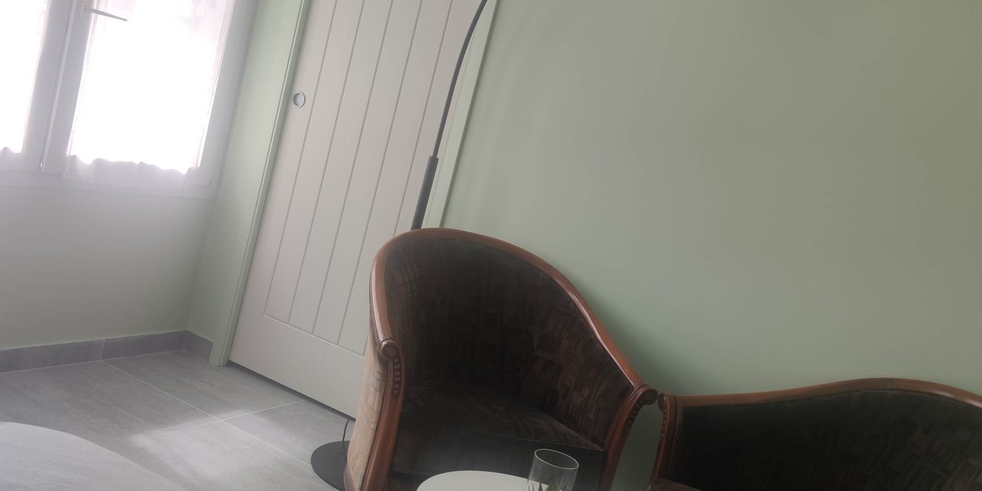 Un espace détente tout en douceur Ambiance reposante et meubles choisis pour leur charme ancien, parfait pour une parenthèse paisible au cœur de La Flotte.