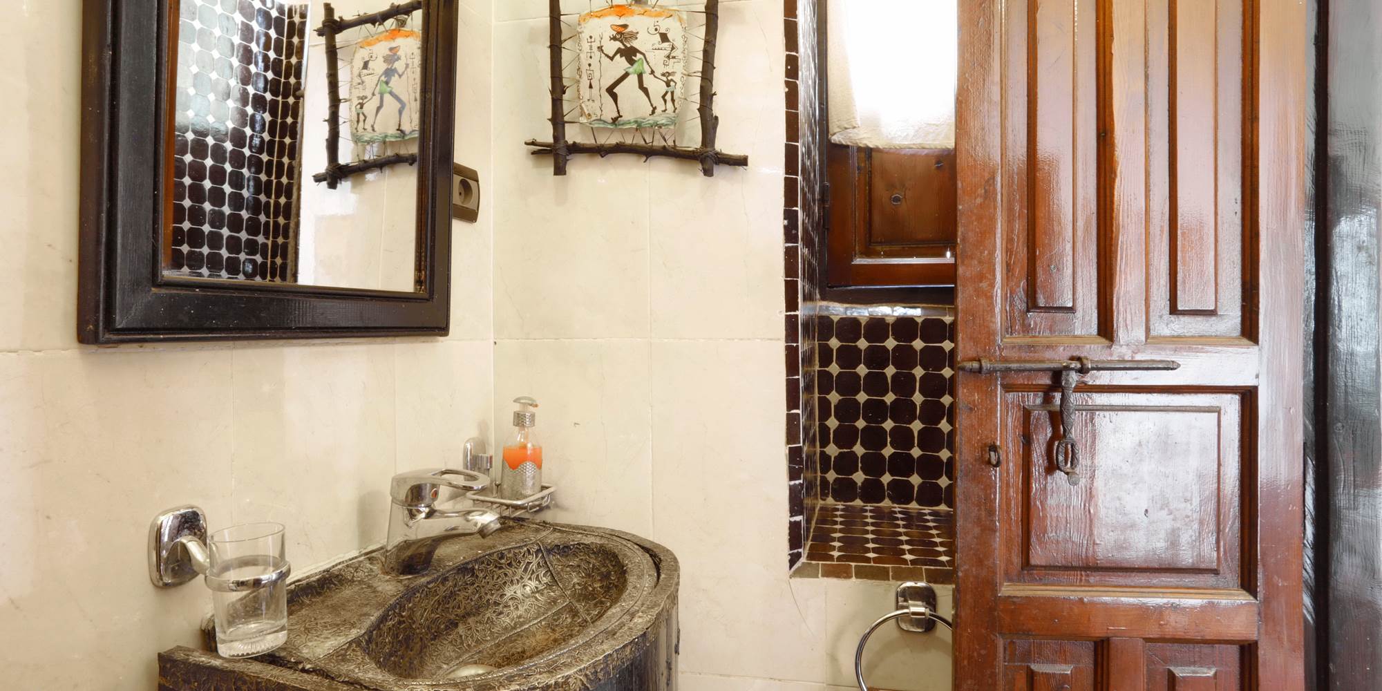 en suite shower and toilet