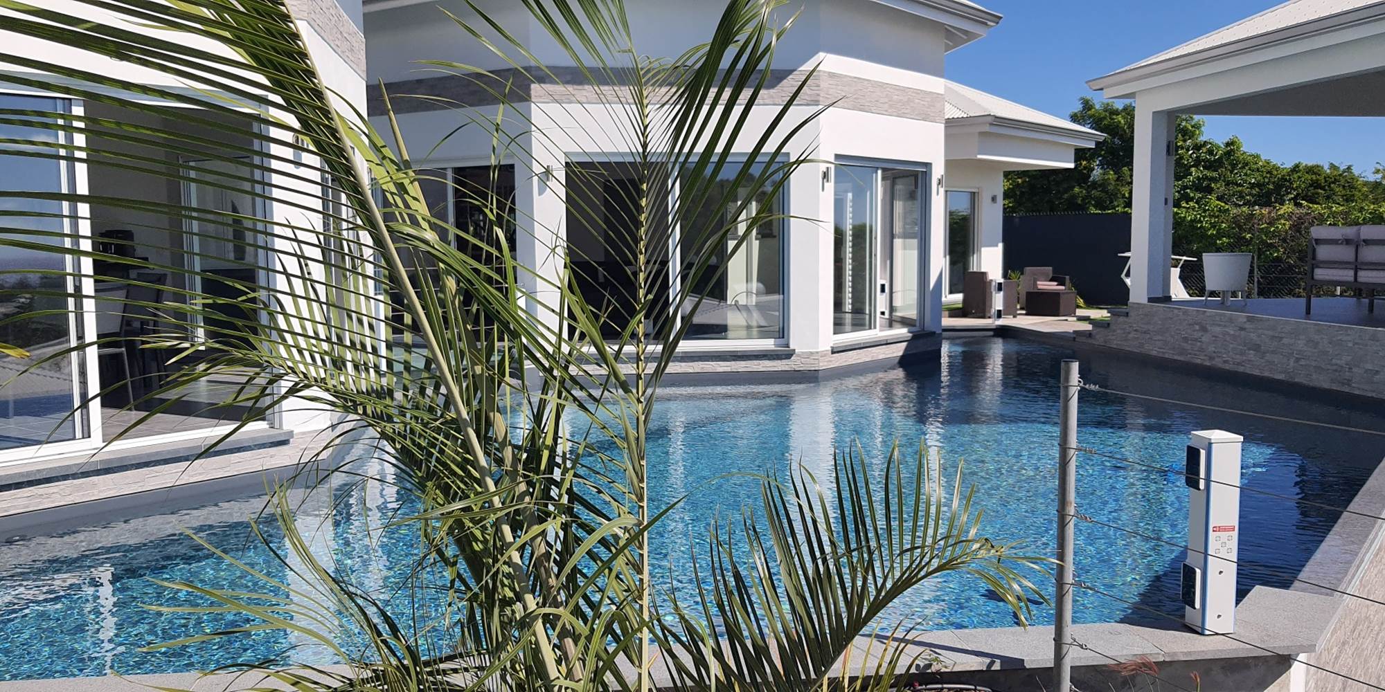 Piscine à débordement