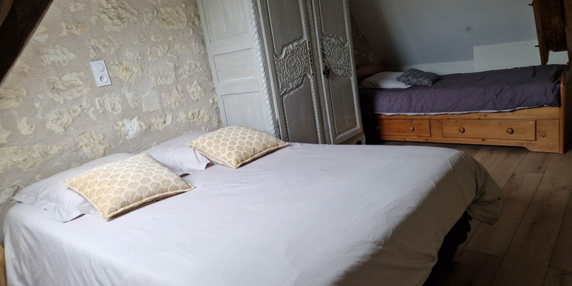 Chambre Rabelais du gîte de charme avec une atmosphère cosy et authentique.