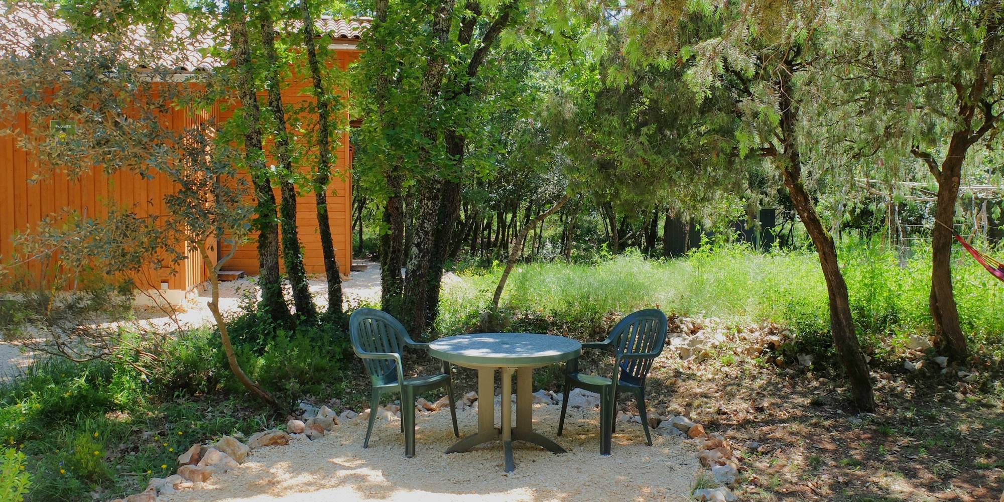 La terrasse de la Cabane des 1000 Pailles à l'arrière de l'Ecogîte