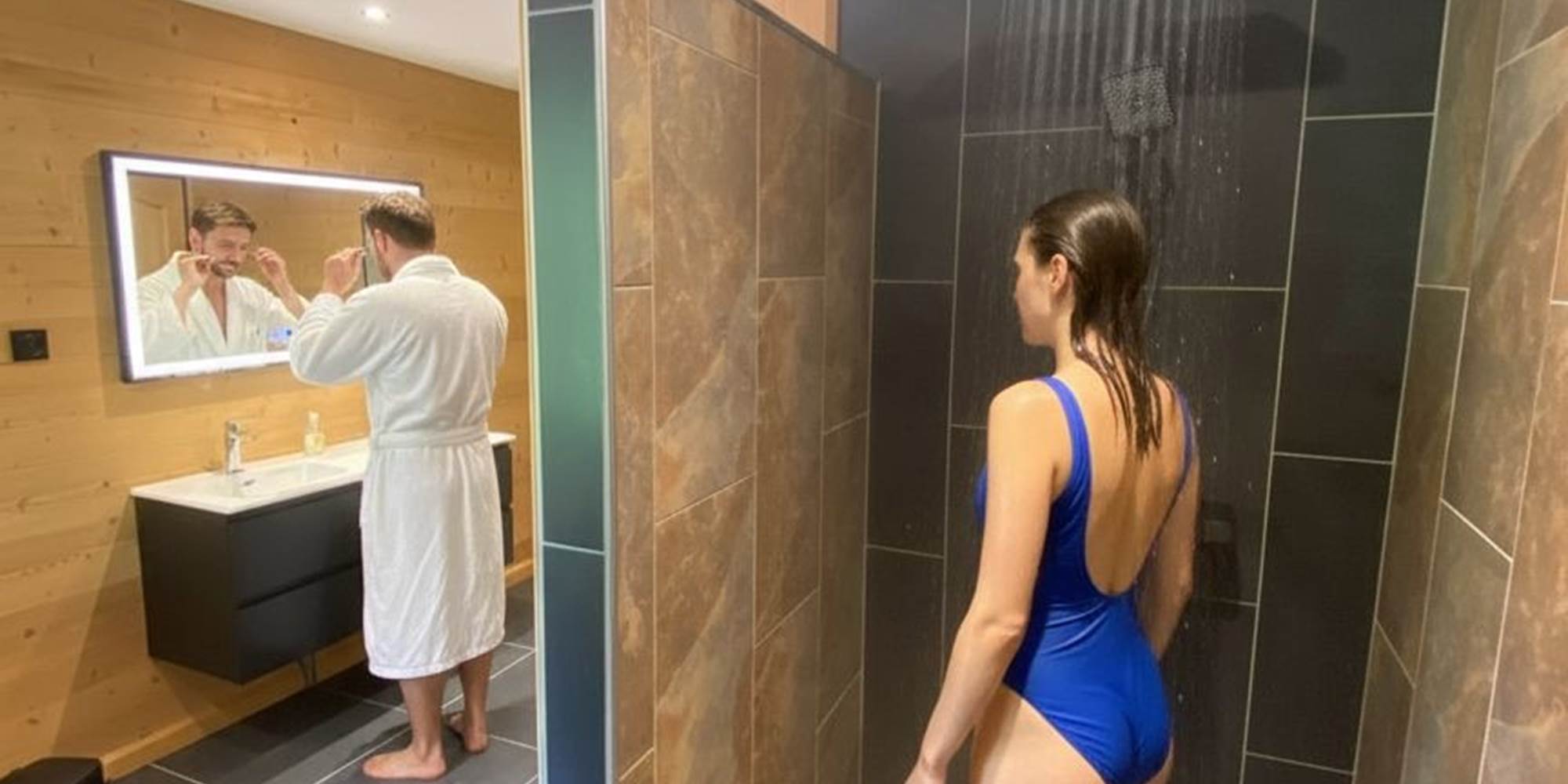 Grande salle de bain avec douche italienne