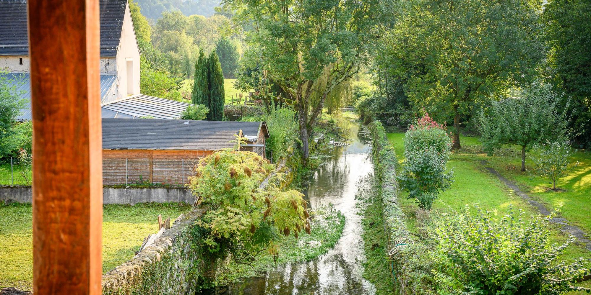 Gîte du Moulin : La vue depuis la galerie et l'arrière du canal.