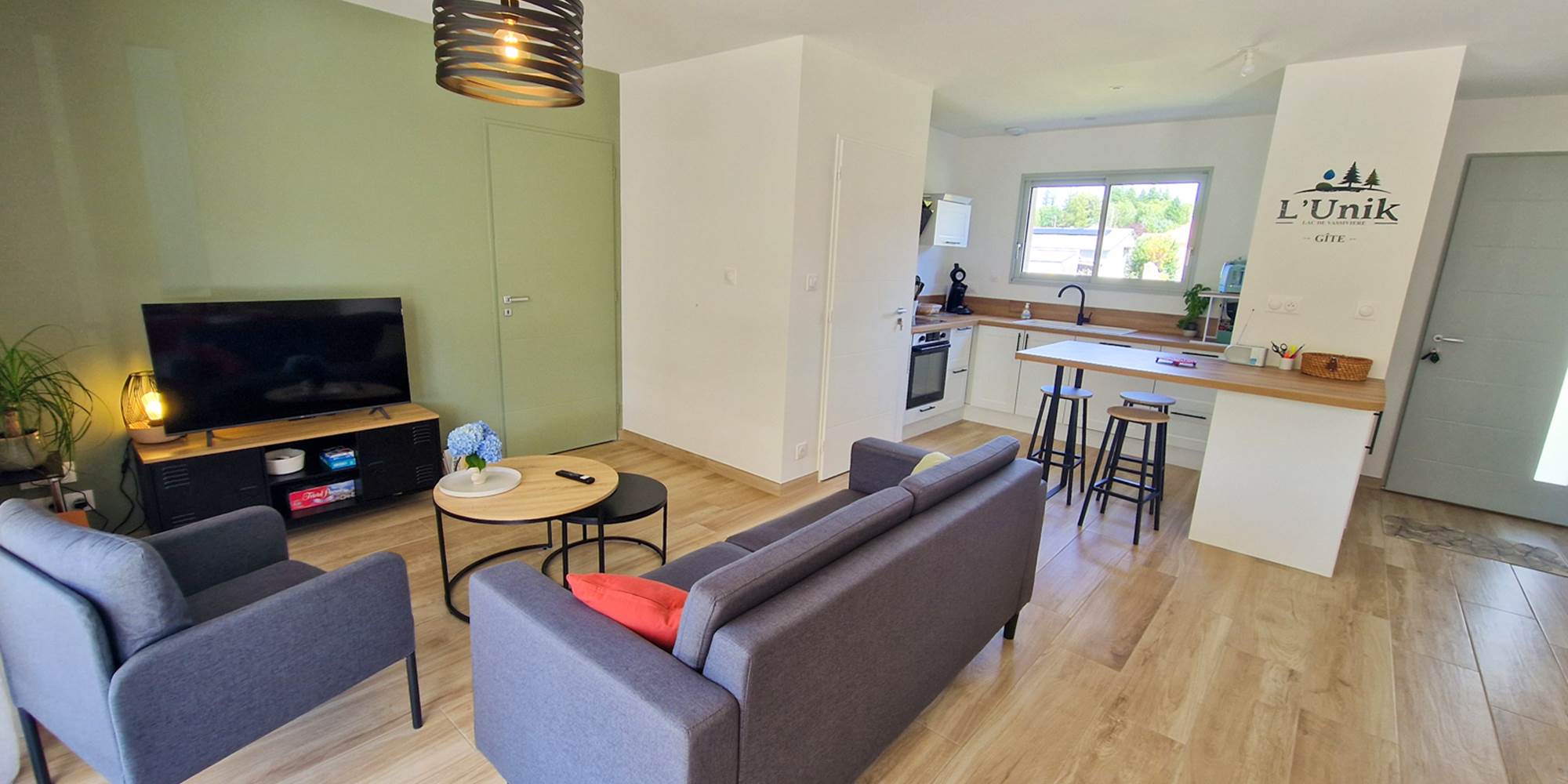 Gîte l'UNIK  salon avec télevision connectée