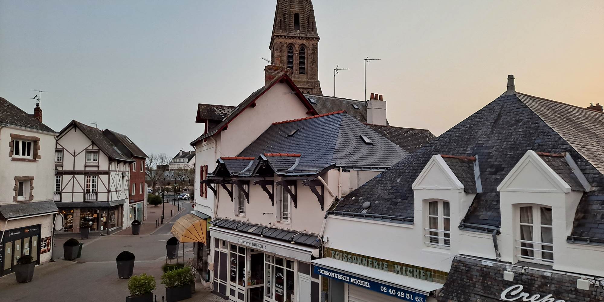Vue de la rue du Centre depuis l'hôtel