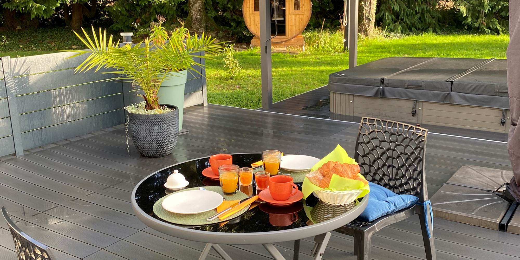 Petit déjeuner sur la terrasse