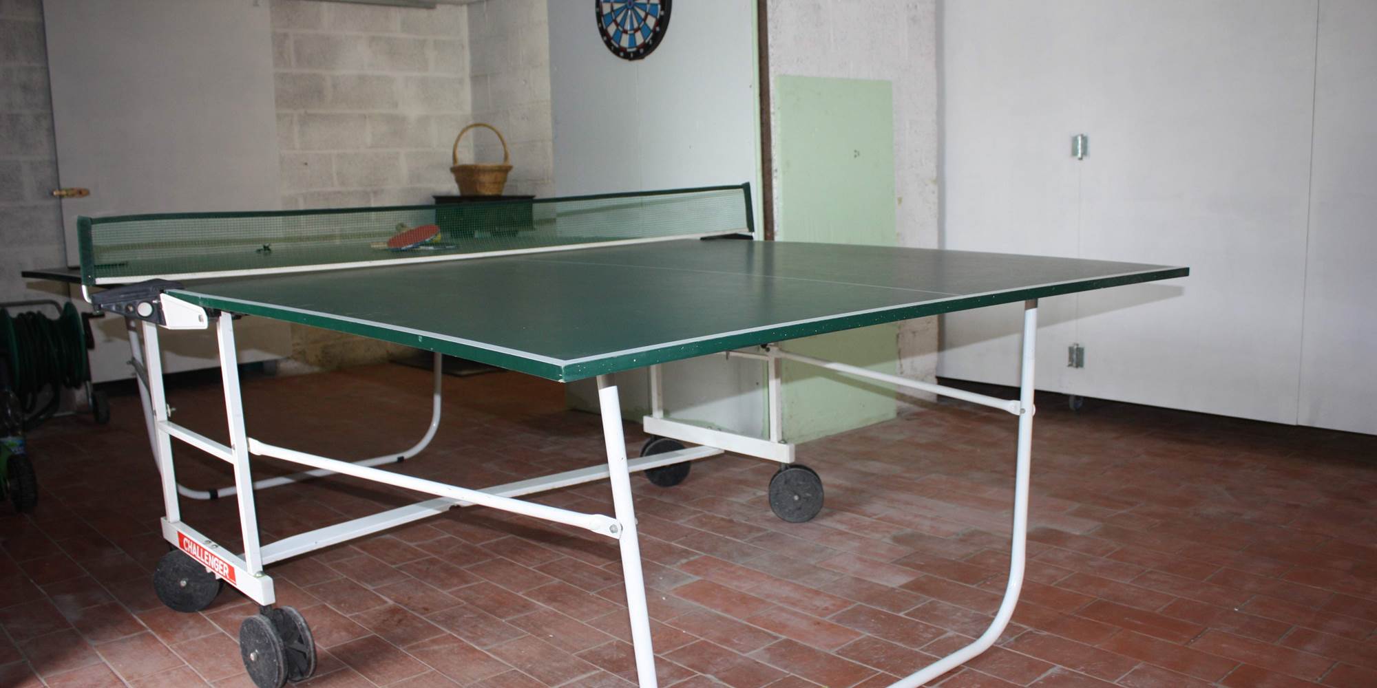 Tennis de table, jeu de fléchettes, possibilité pour abri vélos ou motos.