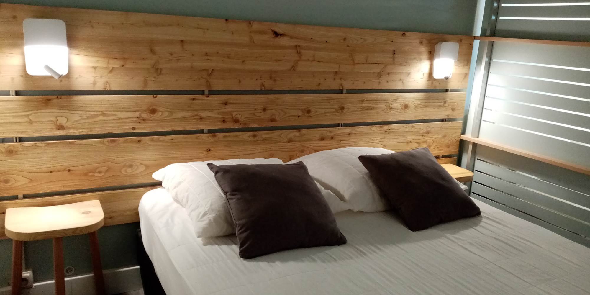 Espace Nuit, prise USB dans chaque applique/liseuse, matelas à mémoire de forme