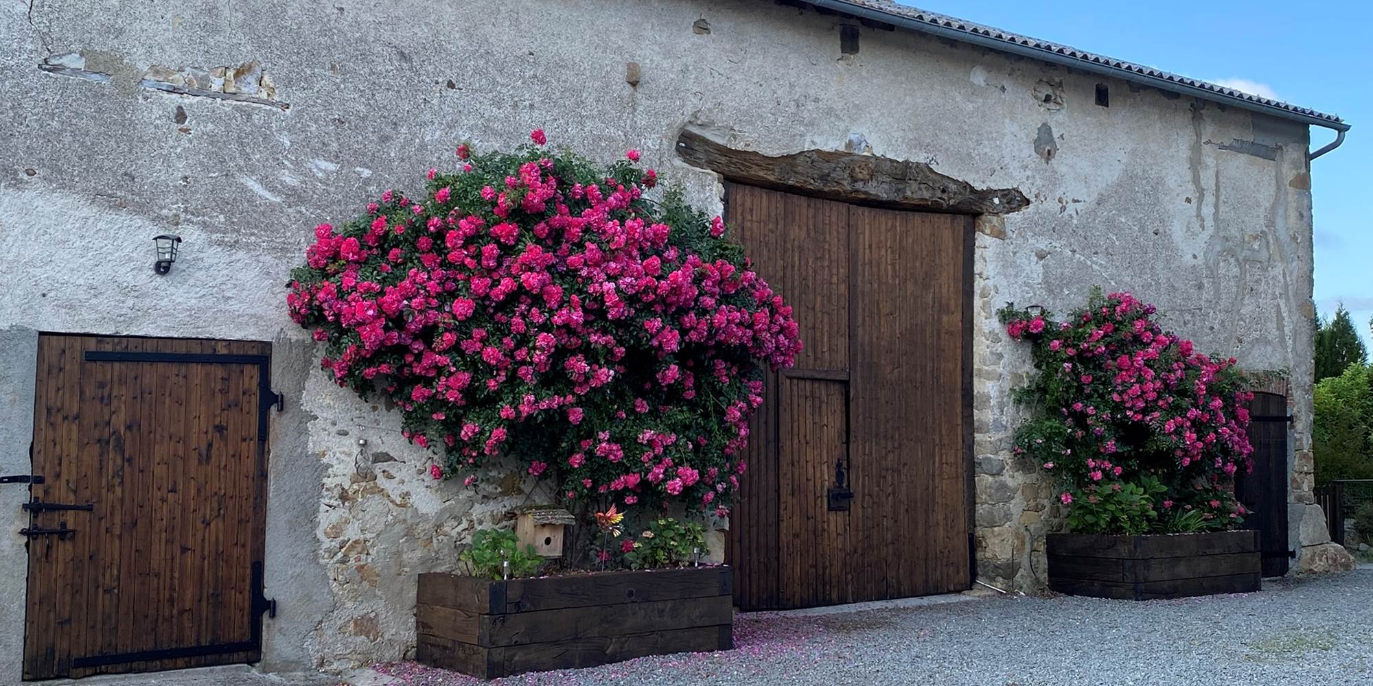 Photo de la façade nord des granges - Chambres d'hôtes La Grange Richard à Dinsac