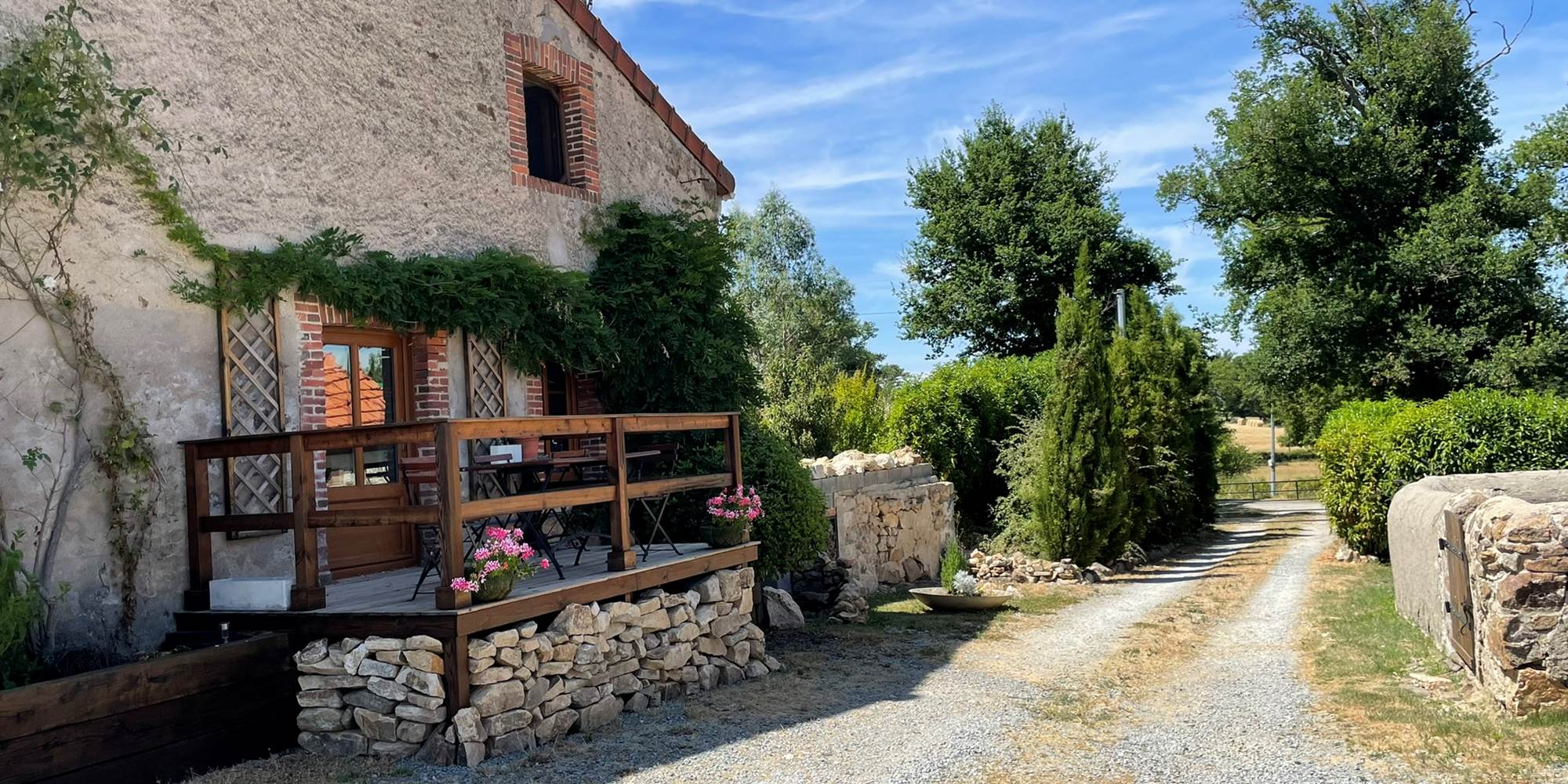 Photo de l'allée d'entrée - Chambres d'hôtes La Grange Richard à Dinsac