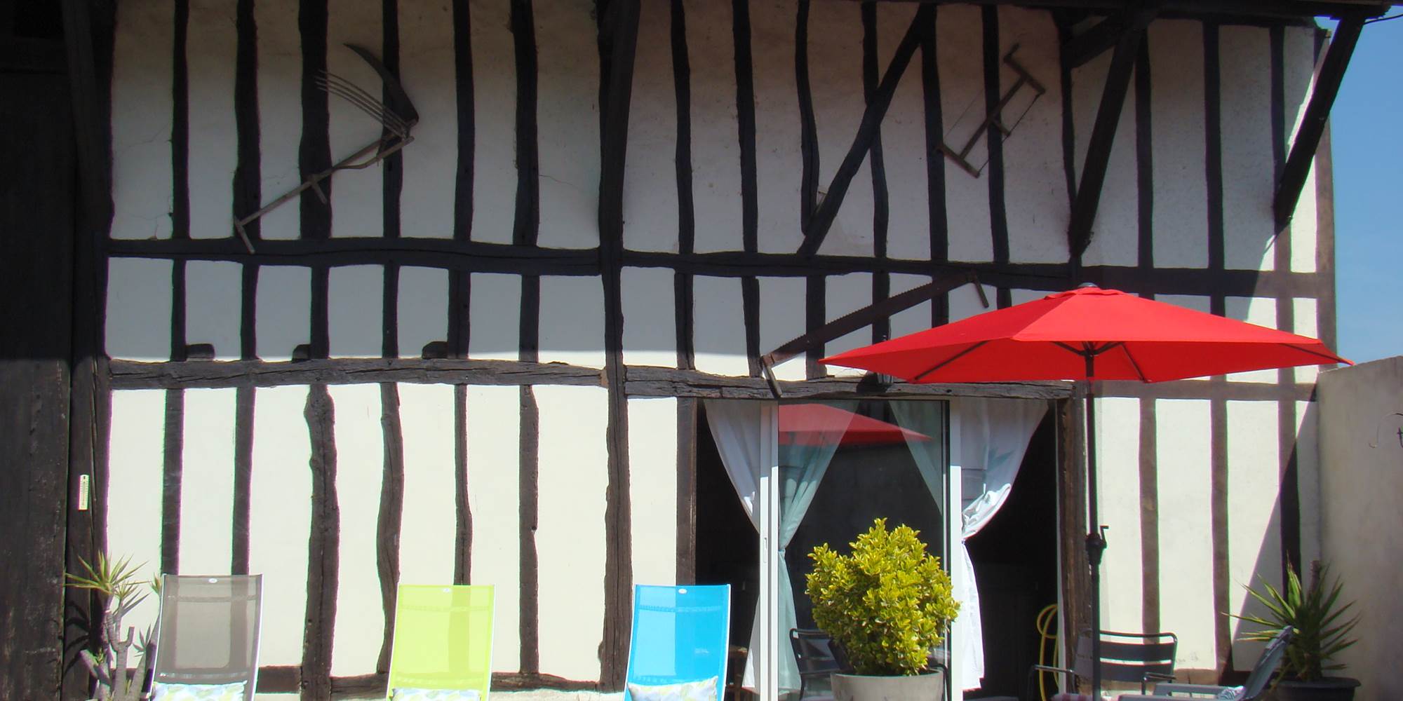 LA-SENTE-DES-VIGNES-Chambre-LILAS-La-Terrasse-Du-Jacuzzi