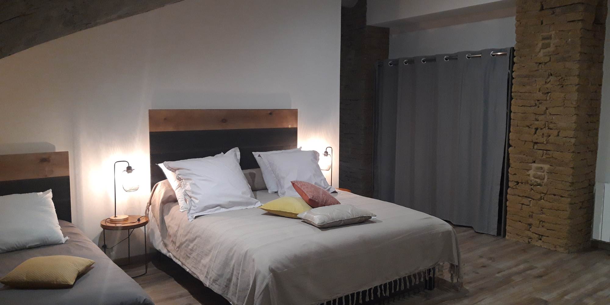 Le lit Queen Size et la fermeté du matelas vous feront passer des nuits reposantes.