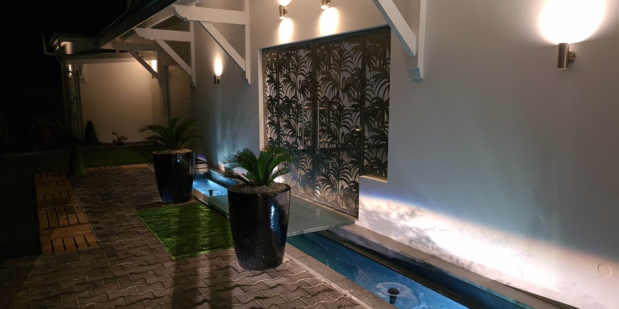 Entrée principale avec bassin à poissons