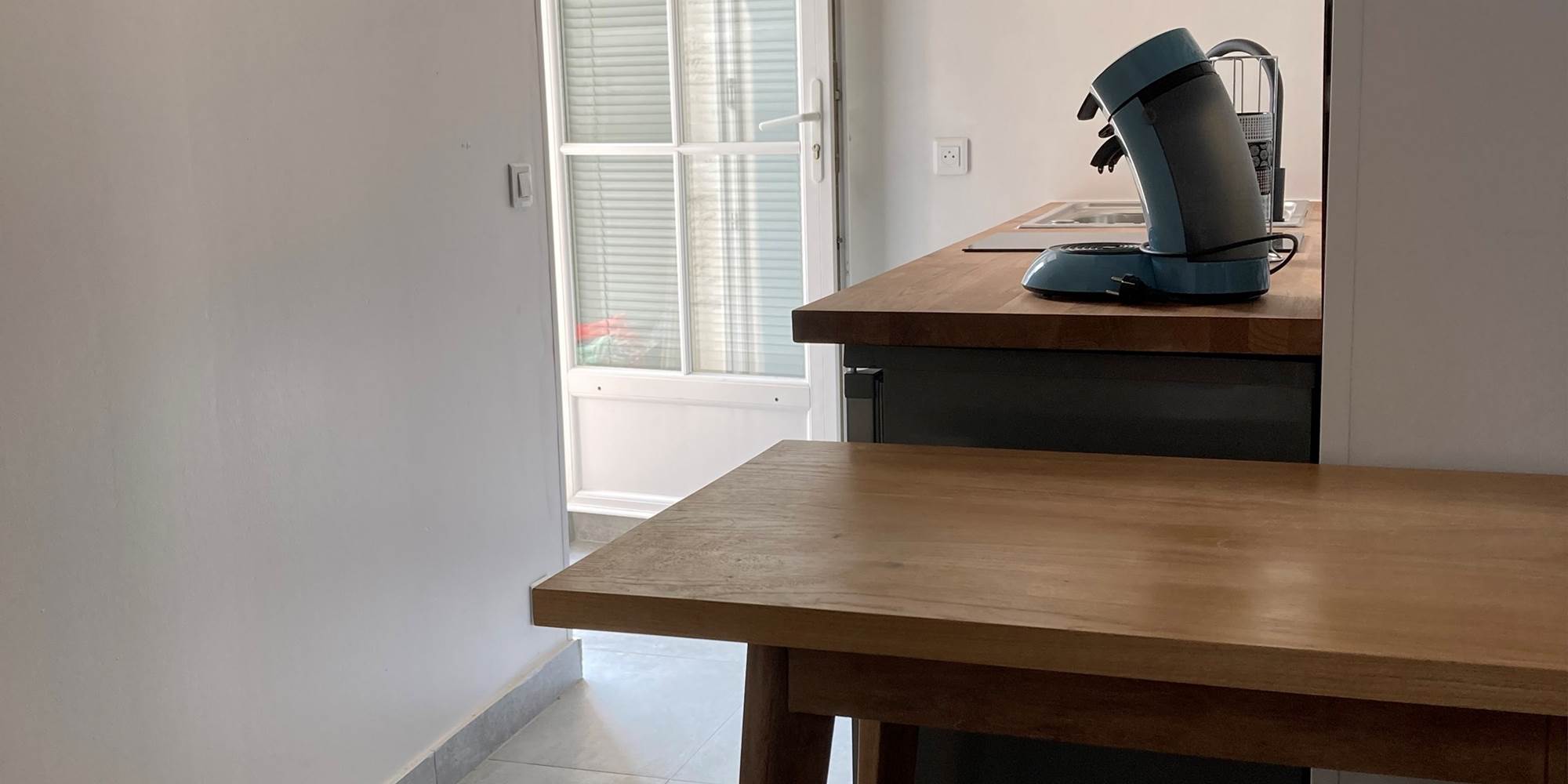 Cuisine du studio – Équipements modernes et ambiance cosy Plaque vitrocéramique, lave-vaisselle, rangements astucieux et décoration soignée pour un séjour sans contrainte au cœur de l’île de Ré.