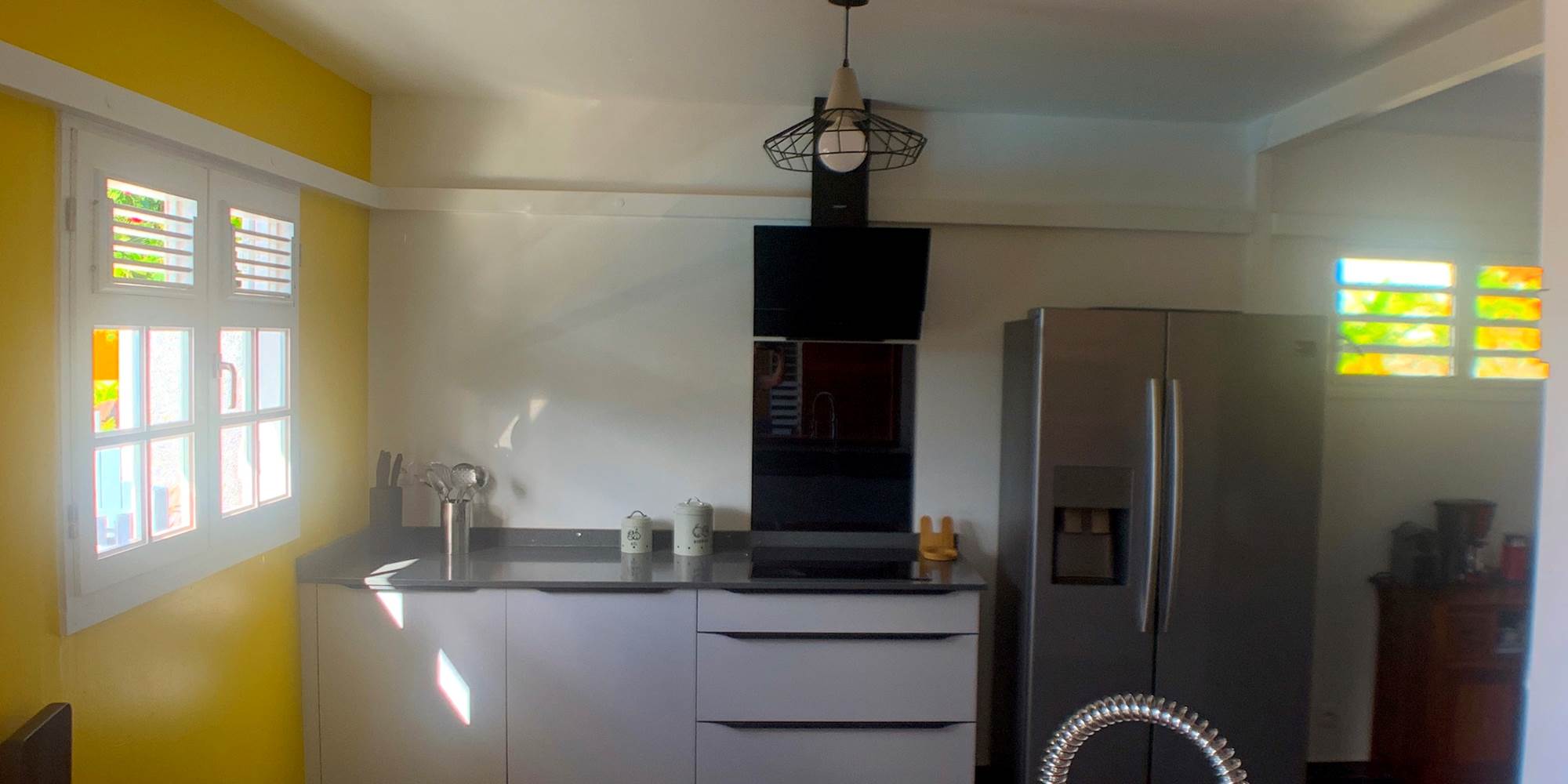 Grande cuisine moderne entièrement équipée