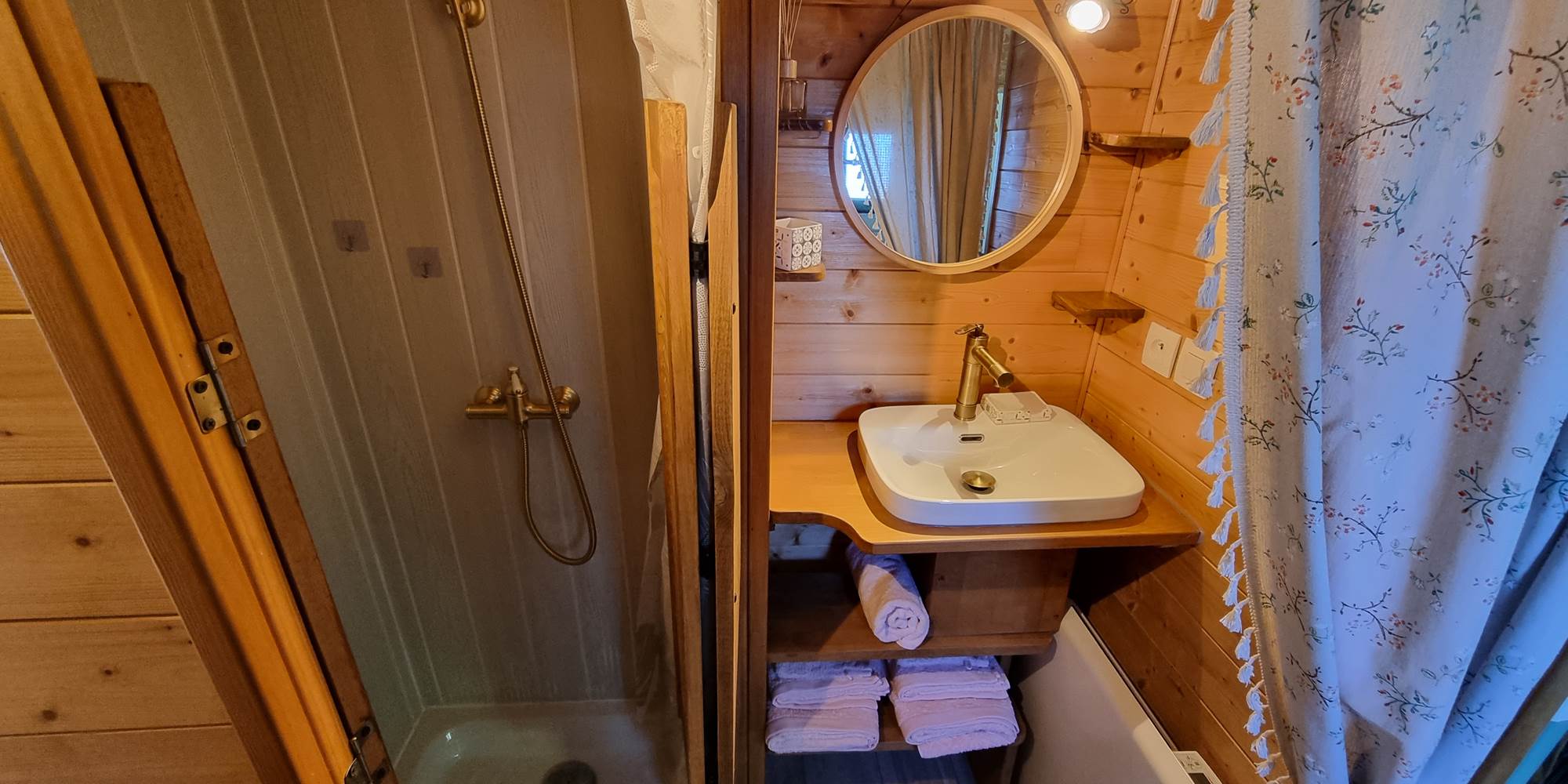 La douche avec linge de bain fourni.