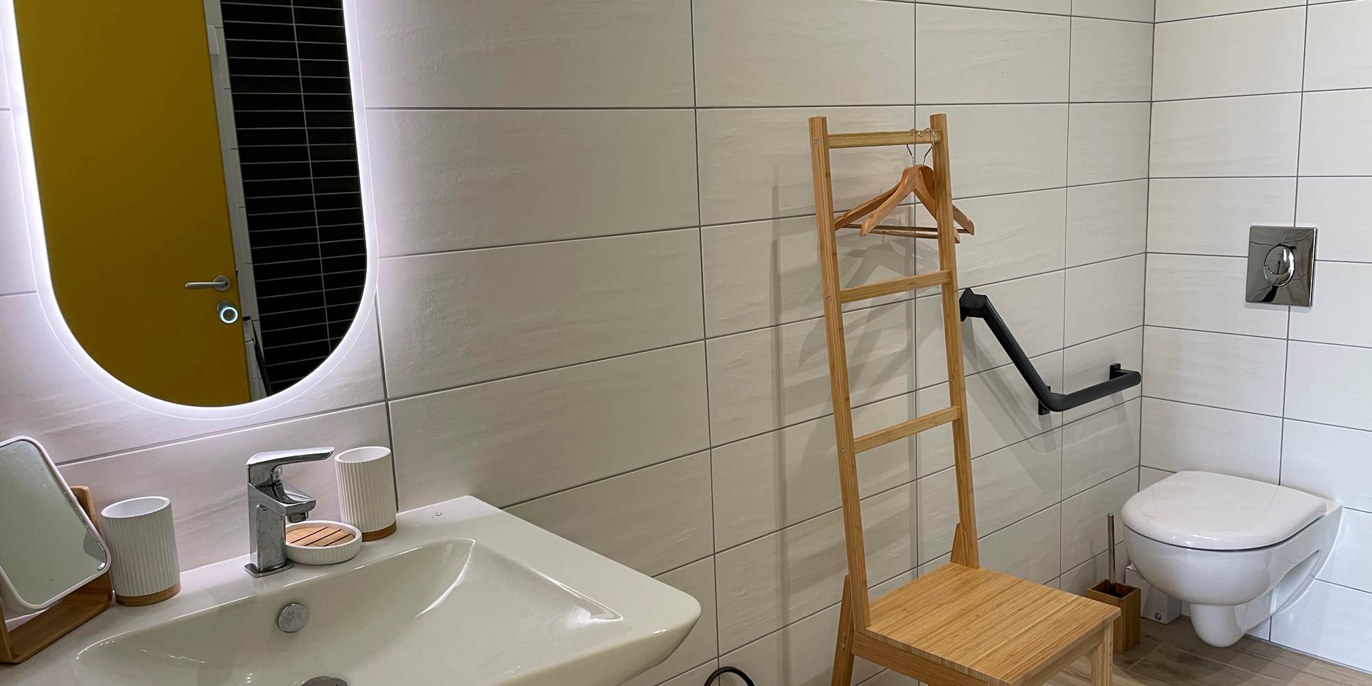 salle de bain principale accessible PRM avec grande douche, lavabo et WC