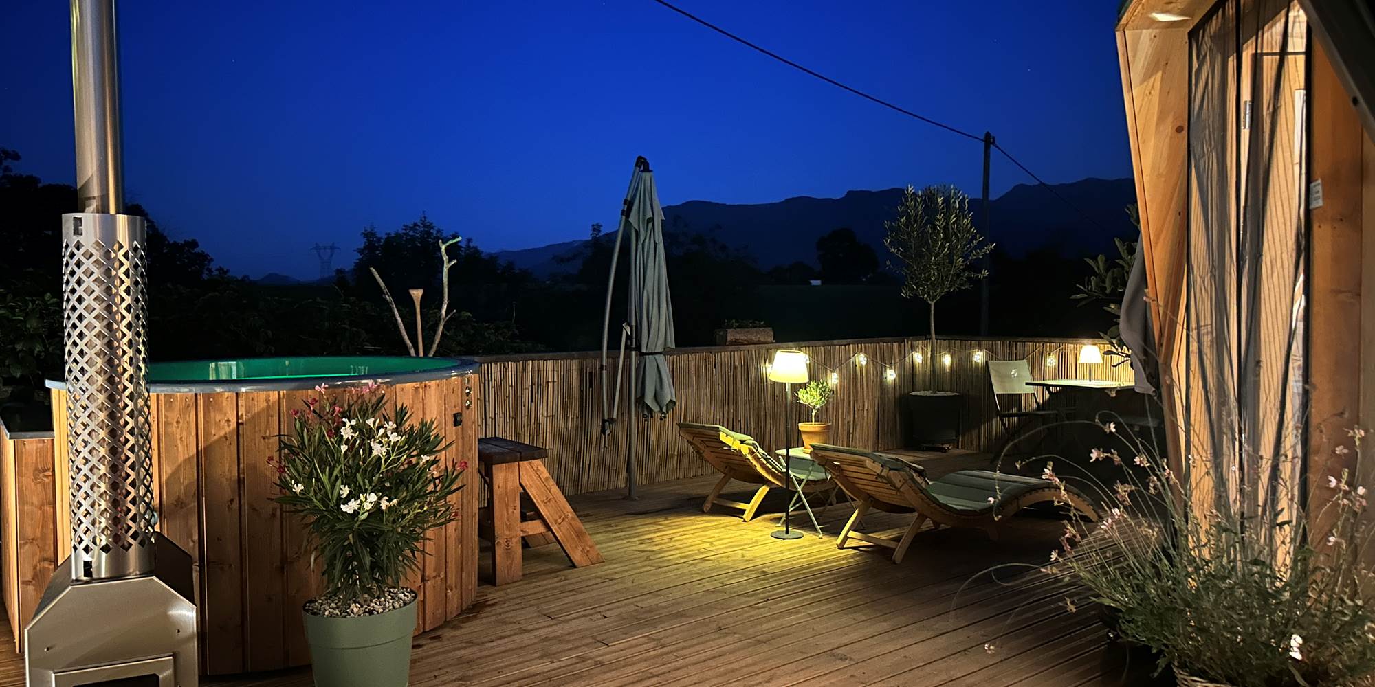 Terrasse spacieuse éclairée