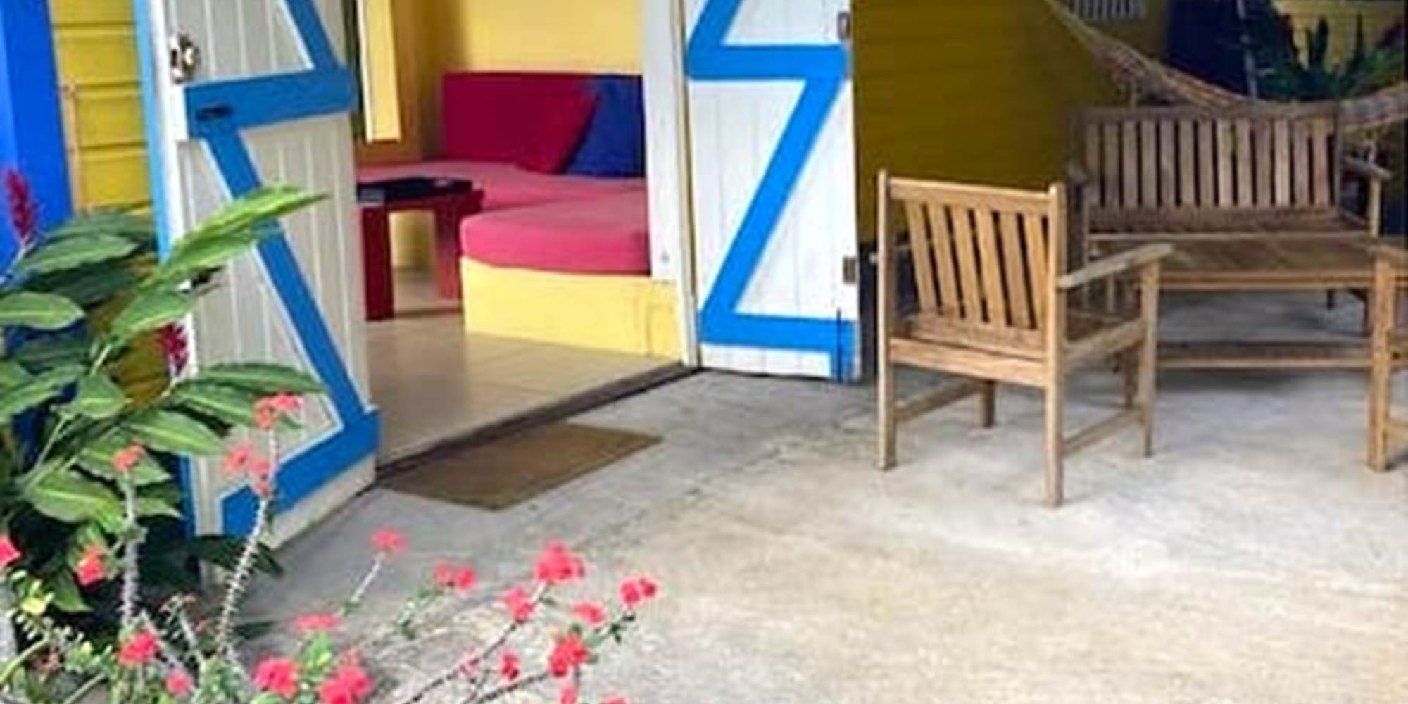 Terrasse privative et entrée du bungalow