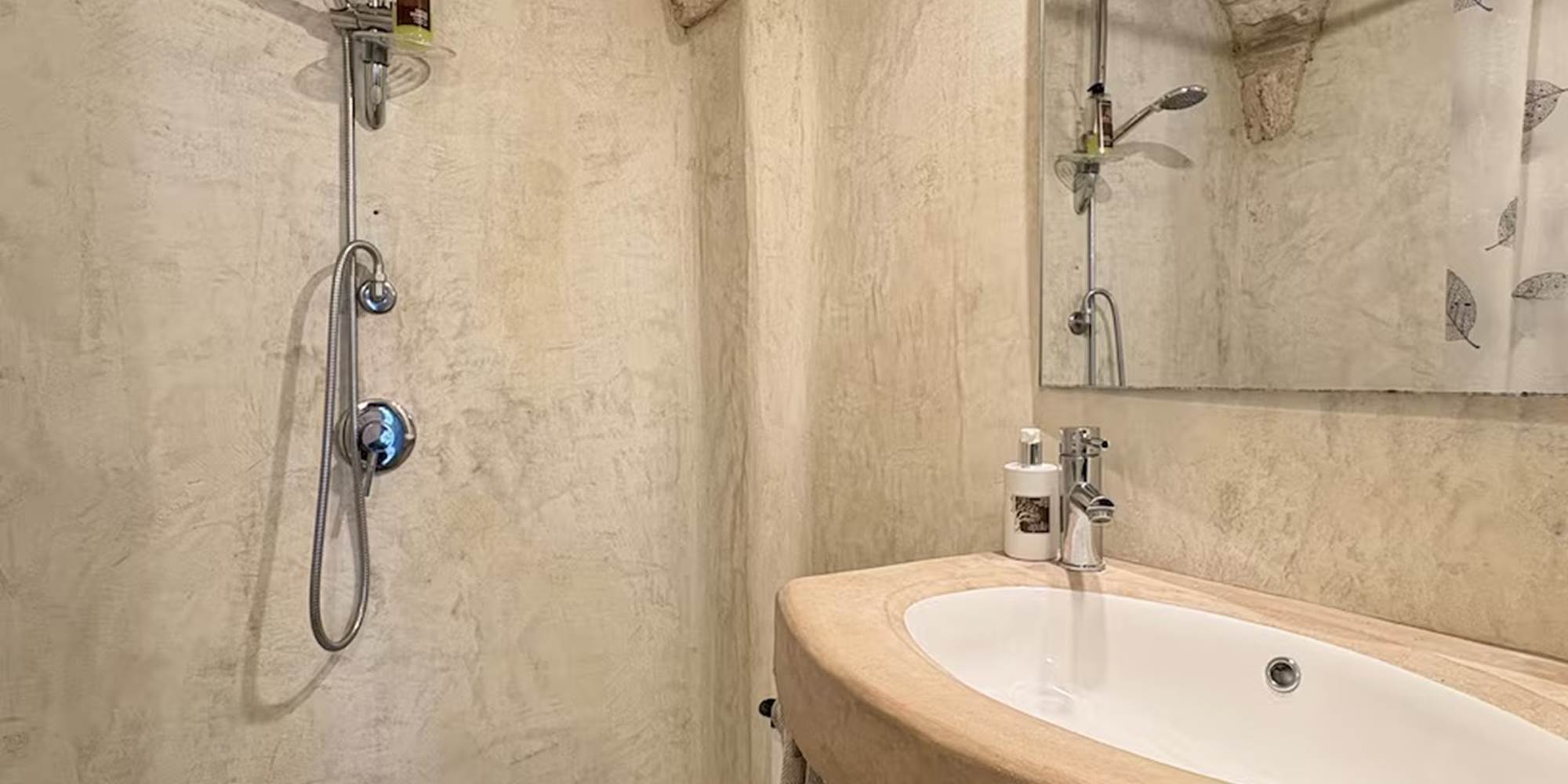 Salle de douche, wc, bidet, gel douche, séche cheveux