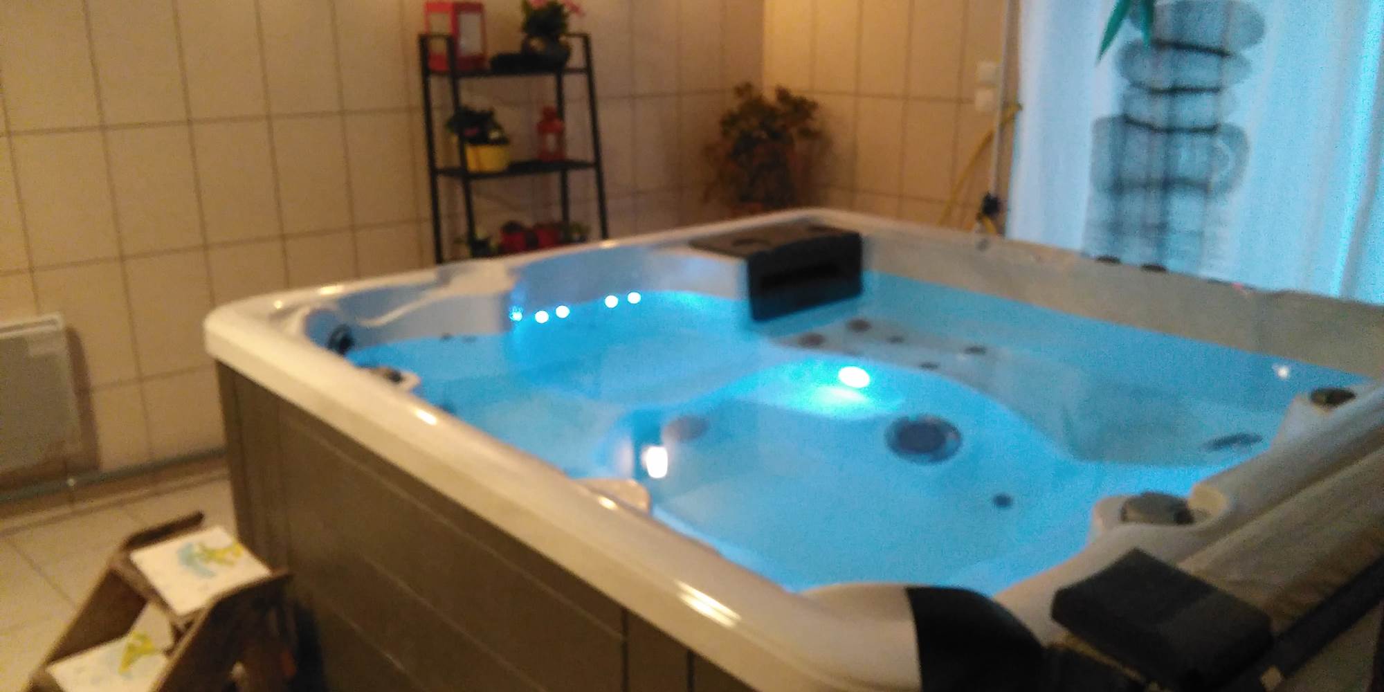 LA-SENTE-DES-VIGNES-Chambre-LILAS-Jacuzzi