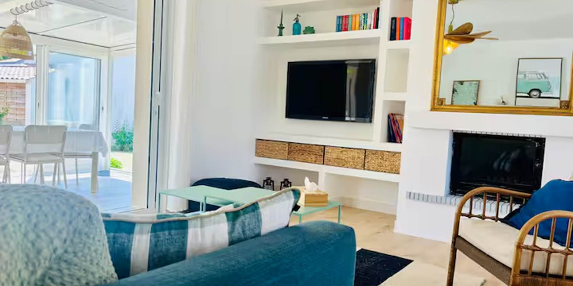 Maison Tantôt - salon, tv, canapé, cheminée