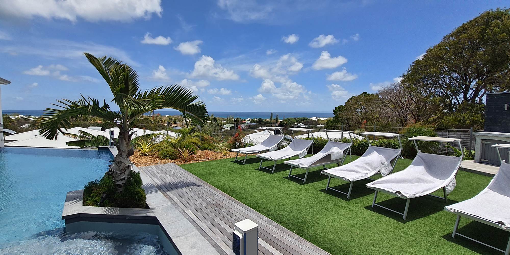 Bains de soleil et piscine vue mer