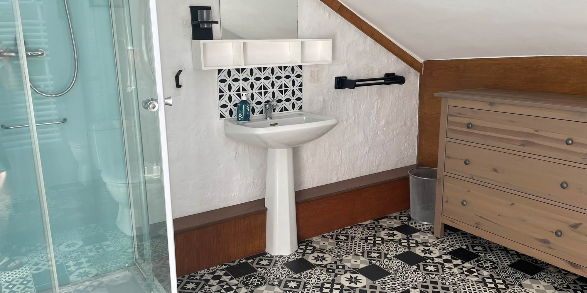 Photo de la  salle de bain de la Chambre Champagne - Chambres d'hôtes La Grange Richard à Dinsac