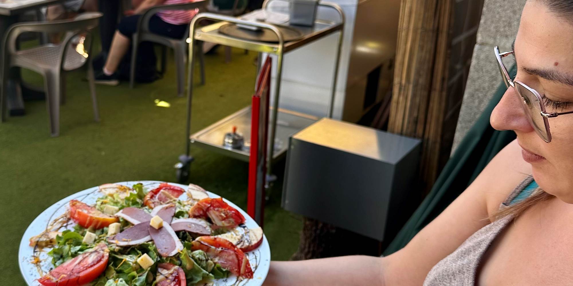 Restaurant-Boutique "Harmonie du Monde" : plats maison, produits frais majoritairement bio et locaux. Attenant à vos Gîtes "Le Chant des Sources" à Gimel-les-Cascades (19).