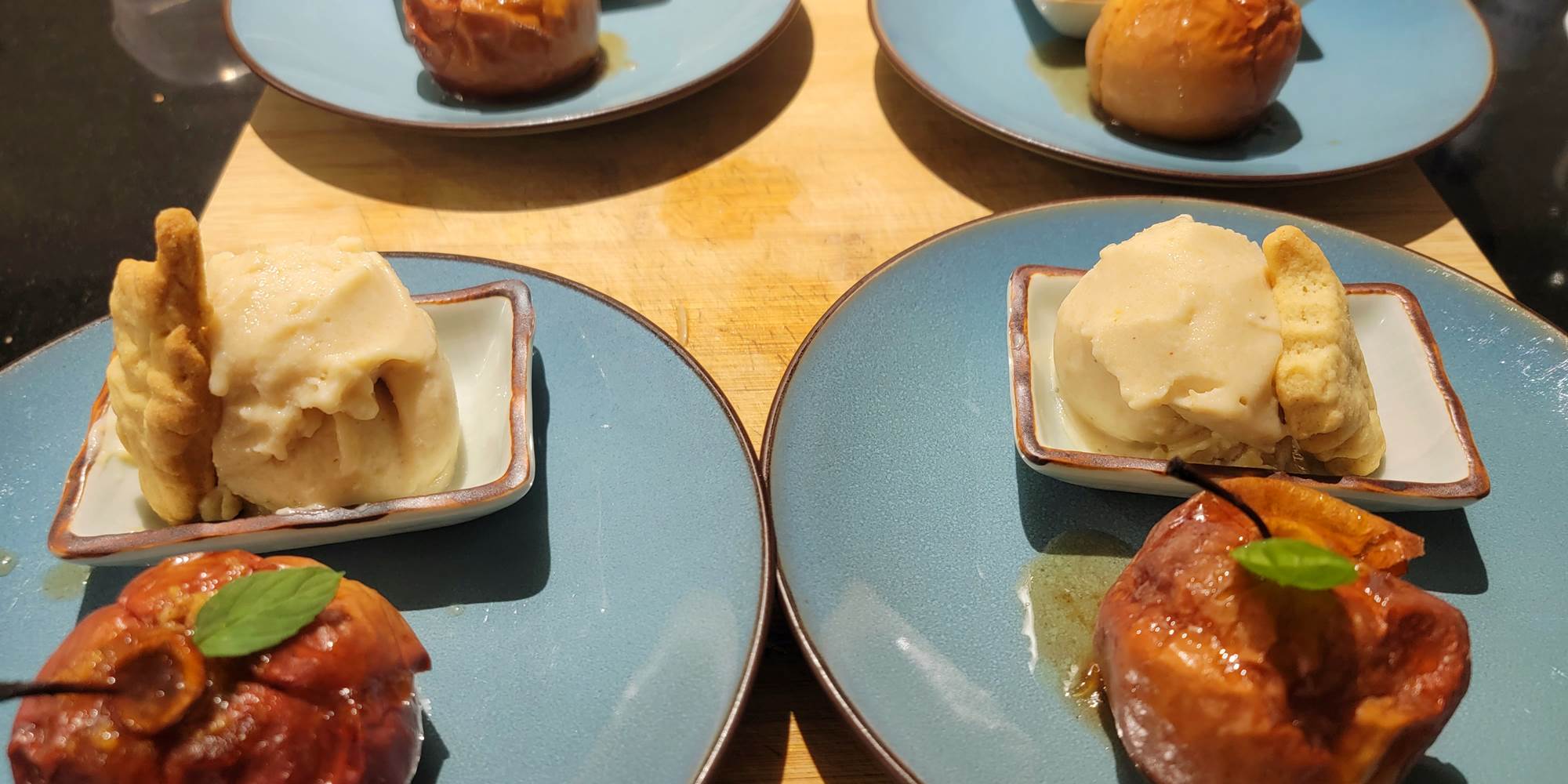 Assiettes de spécialités corses authentiques préparées avec des produits frais à la table d'hôtes.