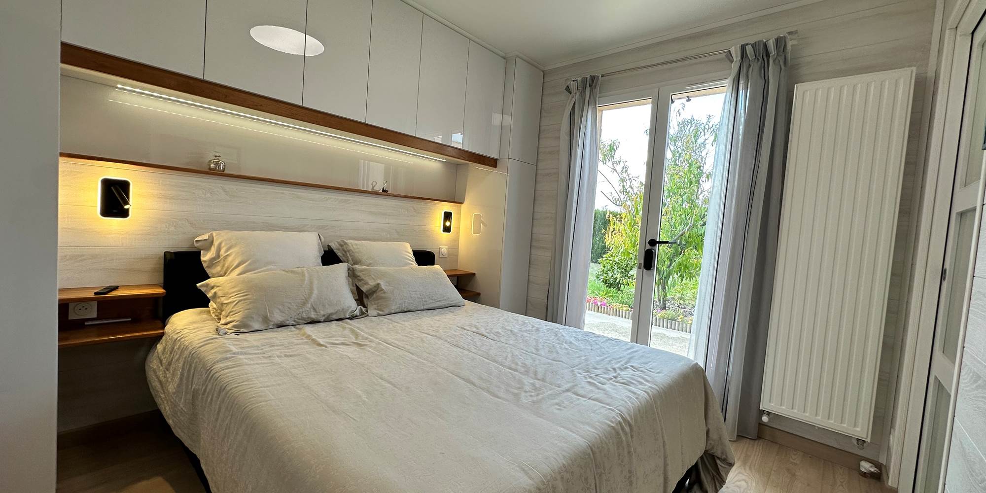 chambre-gabriel-lit-queen-size_vue-jardin_mas-des-anges-chambre-d-hotes-etape-hotel-soussans-margaux-oenotourisme