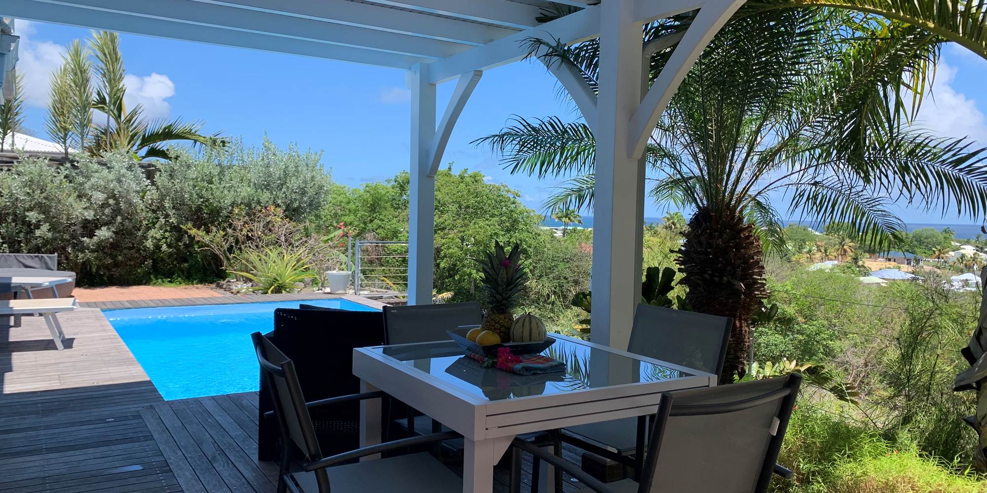 Coin repas extérieur vue mer